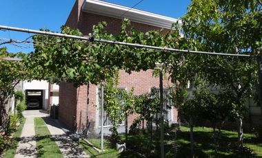 Casa con local, oficinas y terreno venta centro Neuquén