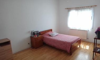 Casa con local, oficinas y terreno venta centro Neuquén
