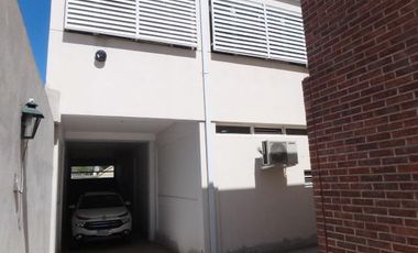 Casa con local, oficinas y terreno venta centro Neuquén