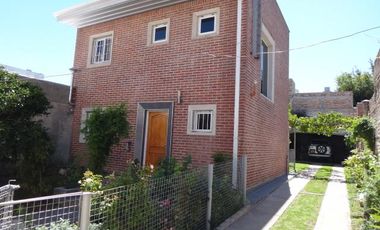 Casa con local, oficinas y terreno venta centro Neuquén