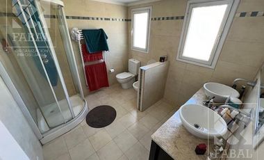 Casa venta La Comarca, Centenario, 3/4 dormitorios, 3 baños, cochera y jardín con pileta