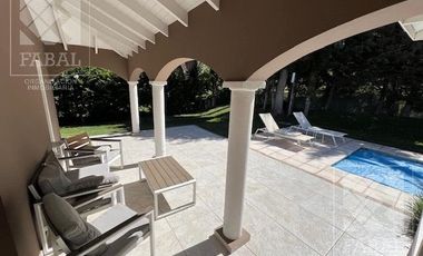 Casa venta La Comarca, Centenario, 3/4 dormitorios, 3 baños, cochera y jardín con pileta