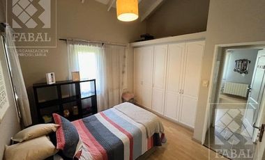Casa venta La Comarca, Centenario, 3/4 dormitorios, 3 baños, cochera y jardín con pileta