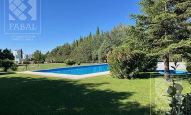 Casa venta La Comarca, Centenario, 3/4 dormitorios, 3 baños, cochera y jardín con pileta