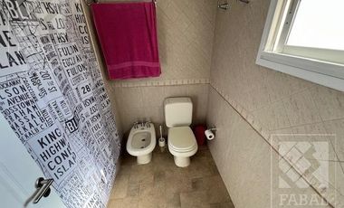 Casa venta La Comarca, Centenario, 3/4 dormitorios, 3 baños, cochera y jardín con pileta