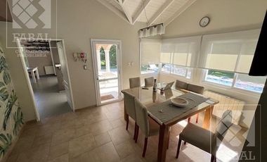 Casa venta La Comarca, Centenario, 3/4 dormitorios, 3 baños, cochera y jardín con pileta