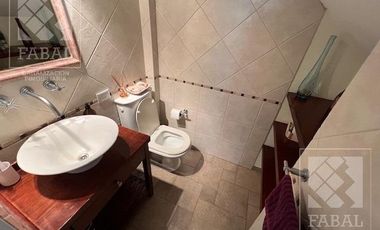 Casa venta La Comarca, Centenario, 3/4 dormitorios, 3 baños, cochera y jardín con pileta