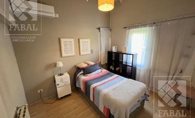 Casa venta La Comarca, Centenario, 3/4 dormitorios, 3 baños, cochera y jardín con pileta