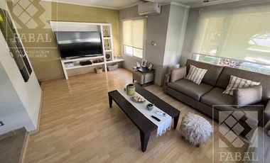 Casa venta La Comarca, Centenario, 3/4 dormitorios, 3 baños, cochera y jardín con pileta