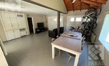 Casa venta La Comarca, Centenario, 3/4 dormitorios, 3 baños, cochera y jardín con pileta