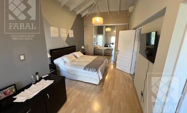 Casa venta La Comarca, Centenario, 3/4 dormitorios, 3 baños, cochera y jardín con pileta