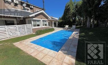 Casa venta La Comarca, Centenario, 3/4 dormitorios, 3 baños, cochera y jardín con pileta