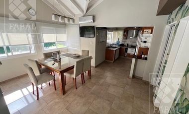 Casa venta La Comarca, Centenario, 3/4 dormitorios, 3 baños, cochera y jardín con pileta