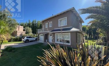 Casa venta La Comarca, Centenario, 3/4 dormitorios, 3 baños, cochera y jardín con pileta