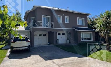 Casa venta La Comarca, Centenario, 3/4 dormitorios, 3 baños, cochera y jardín con pileta