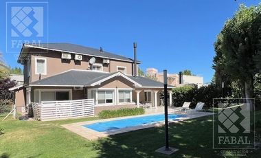 Casa venta La Comarca, Centenario, 3/4 dormitorios, 3 baños, cochera y jardín con pileta