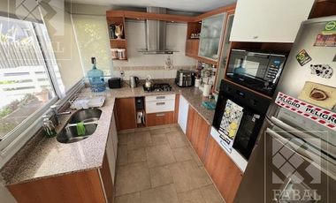 Casa venta La Comarca, Centenario, 3/4 dormitorios, 3 baños, cochera y jardín con pileta
