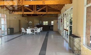 Casa venta La Comarca, Centenario, 3/4 dormitorios, 3 baños, cochera y jardín con pileta