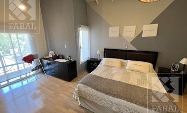 Casa venta La Comarca, Centenario, 3/4 dormitorios, 3 baños, cochera y jardín con pileta