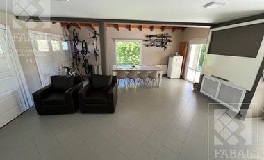 Casa venta La Comarca, Centenario, 3/4 dormitorios, 3 baños, cochera y jardín con pileta