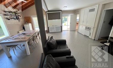 Casa venta La Comarca, Centenario, 3/4 dormitorios, 3 baños, cochera y jardín con pileta