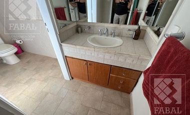 Casa venta La Comarca, Centenario, 3/4 dormitorios, 3 baños, cochera y jardín con pileta