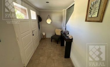 Casa venta La Comarca, Centenario, 3/4 dormitorios, 3 baños, cochera y jardín con pileta