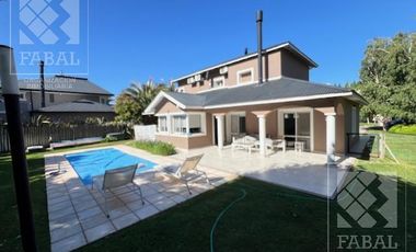Casa venta La Comarca, Centenario, 3/4 dormitorios, 3 baños, cochera y jardín con pileta