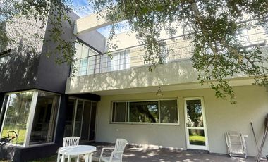 Casa en  venta de 4 dormitorios en Barrio privado