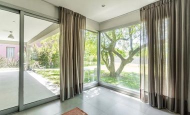 Casa en  venta de 4 dormitorios en Barrio privado