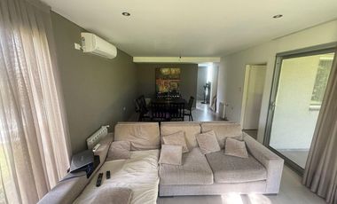 Casa en  venta de 4 dormitorios en Barrio privado
