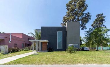 Casa en  venta de 4 dormitorios en Barrio privado