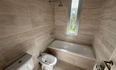 Casa en  venta de 4 dormitorios en Barrio privado