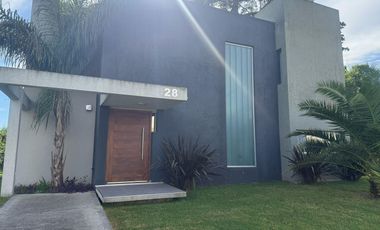 Casa en  venta de 4 dormitorios en Barrio privado
