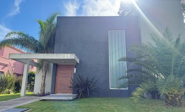 Casa en  venta de 4 dormitorios en Barrio privado