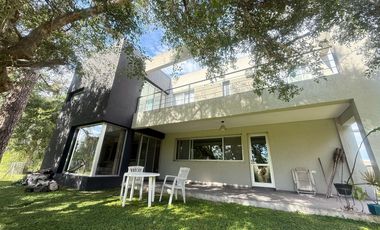 Casa en  venta de 4 dormitorios en Barrio privado
