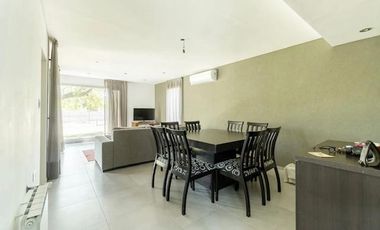 Casa en  venta de 4 dormitorios en Barrio privado