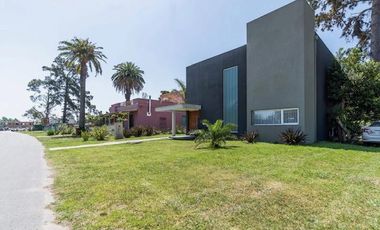 Casa en  venta de 4 dormitorios en Barrio privado