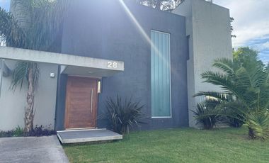 Casa en  venta de 4 dormitorios en Barrio privado