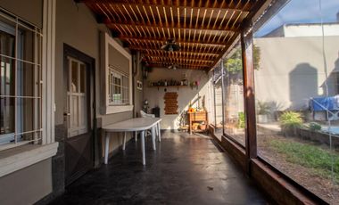 Casa 6 dormitorios con fondo y pileta en Quilmes