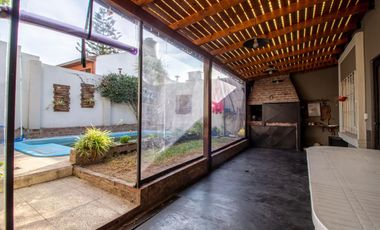 Casa 6 dormitorios con fondo y pileta en Quilmes