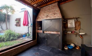 Casa 6 dormitorios con fondo y pileta en Quilmes