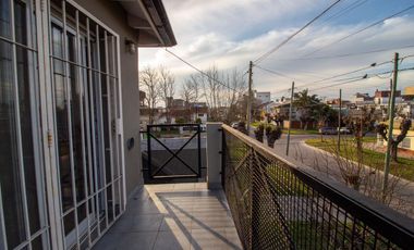 Casa 6 dormitorios con fondo y pileta en Quilmes