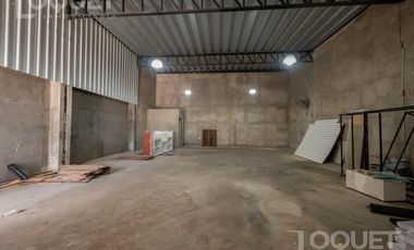 Departamento, galpón y local comercial en zona comercial