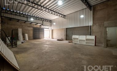 Departamento, galpón y local comercial en zona comercial