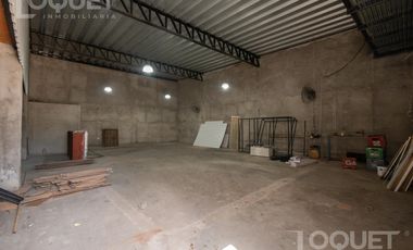 Departamento, galpón y local comercial en zona comercial