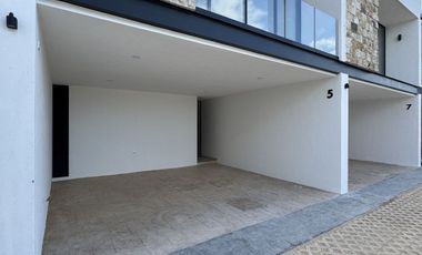 En venta Townhouse de 2 habitaciones en zona de Cholul.