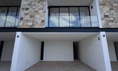 En venta Townhouse de 2 habitaciones en zona de Cholul.