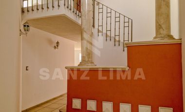 LA FAVORITA: Magnífica casa, con amplios espacios y gran cocina integral.