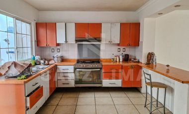 LA FAVORITA: Magnífica casa, con amplios espacios y gran cocina integral.